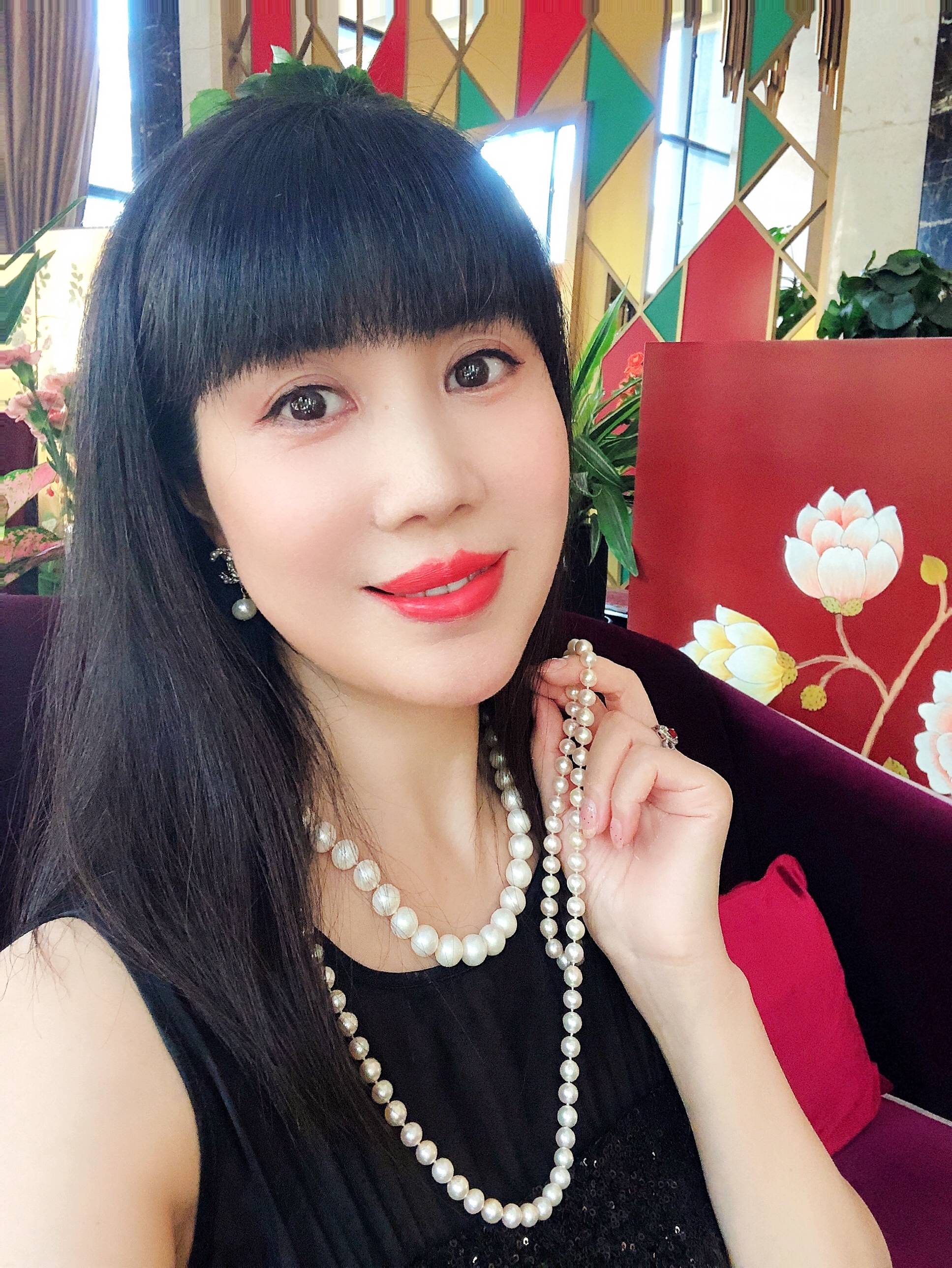 河北文学院签约作家,河北省美术家协会会员,主编《中国女诗人诗选》