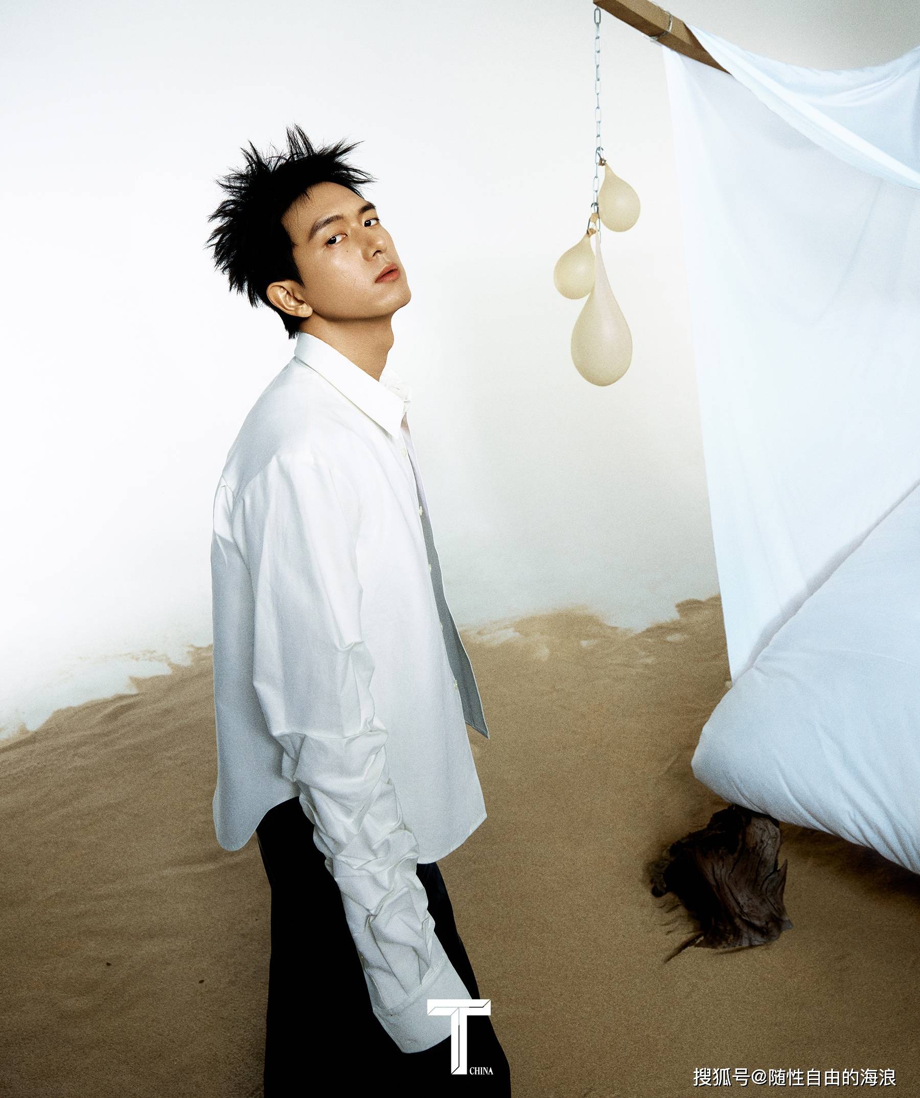 李现《t锦绣》8月刊封面惊艳亮相,刺猬头黑白造型狂野不羁_对比_反差