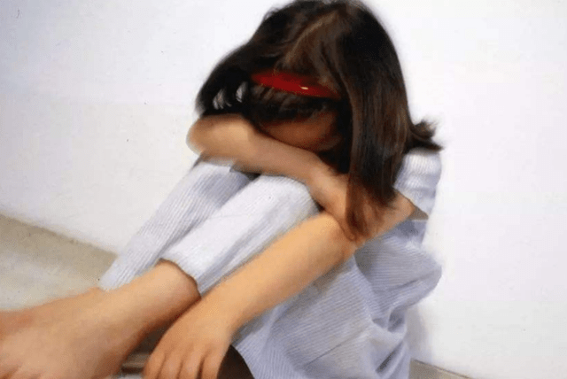 老师涉嫌性侵10岁女孩被批捕,家属称孩子处抑郁状态暴瘦10多斤