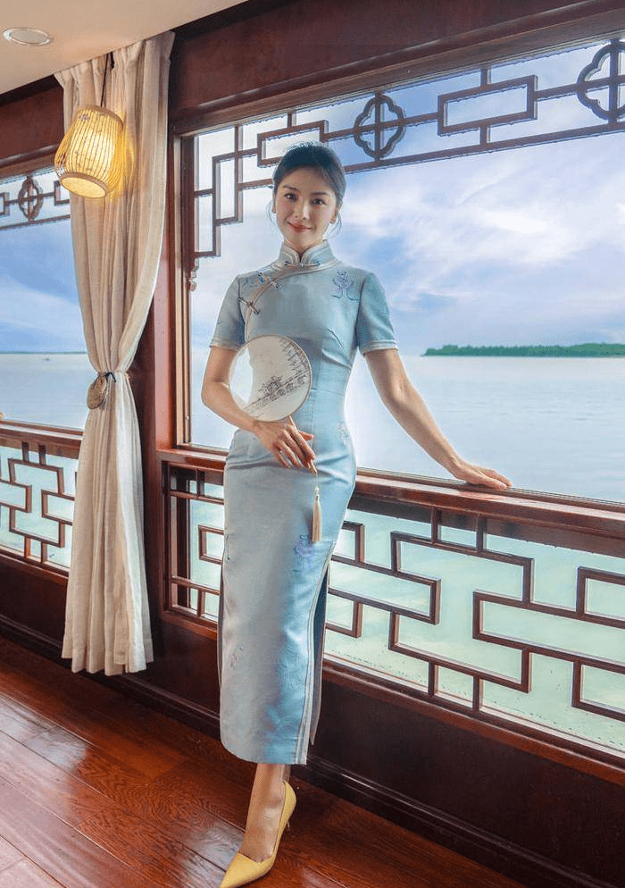刘涛身穿宋锦旗袍优雅端庄 站在湖边东方韵女人味味十足_照片_韵味