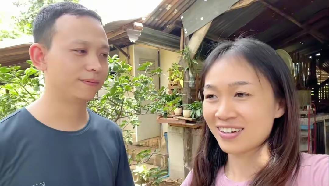 万里每次来老挝,丈母娘家就会增添亮点!