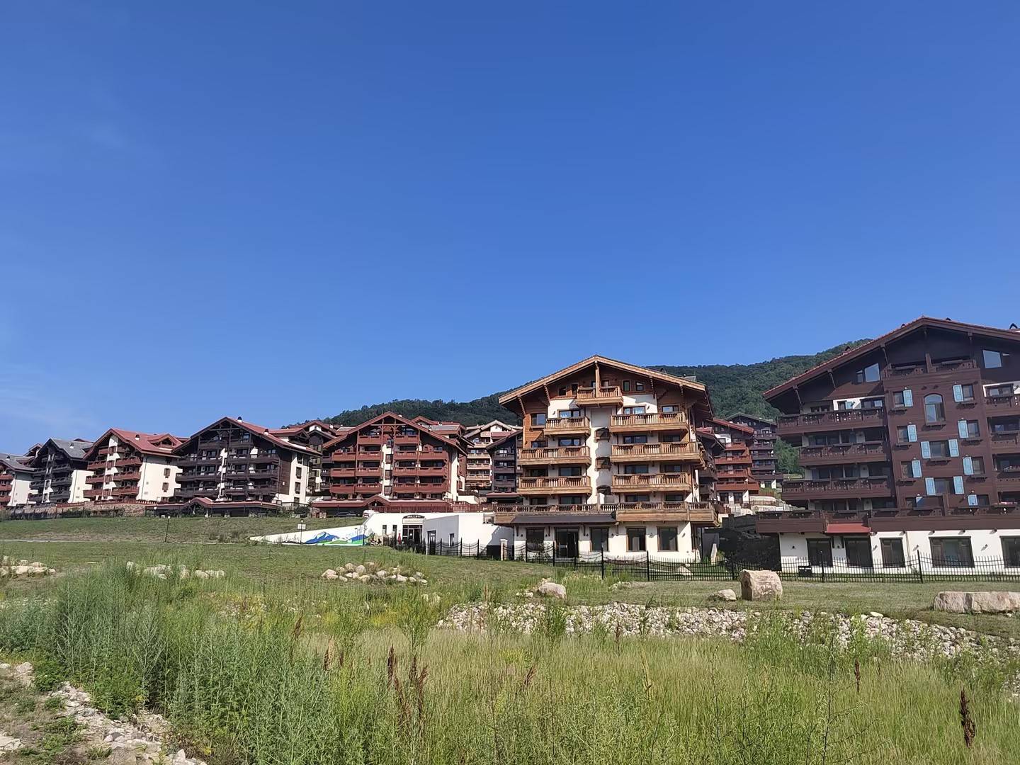 大海陀村和海坨山谷是赤城县文旅产业的缩影.