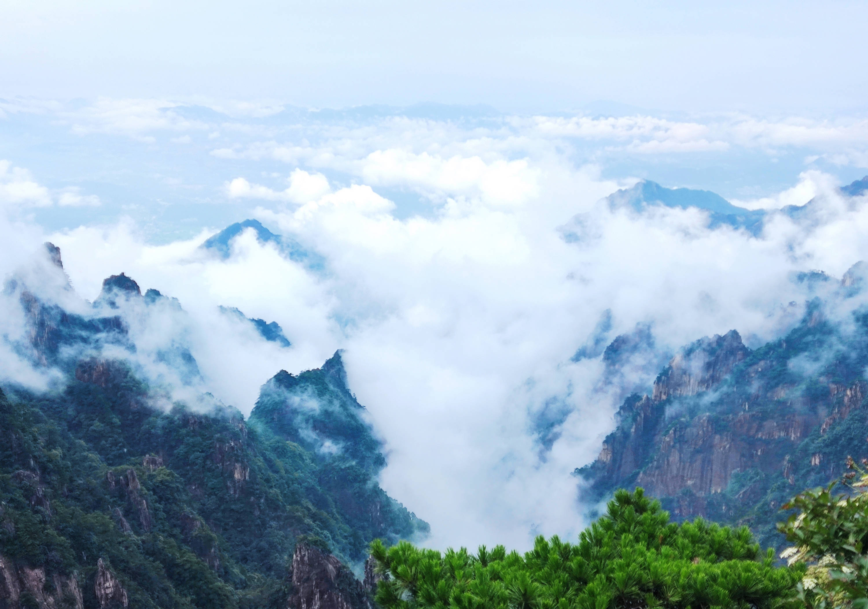 雨中云雾缭绕的黄山图片