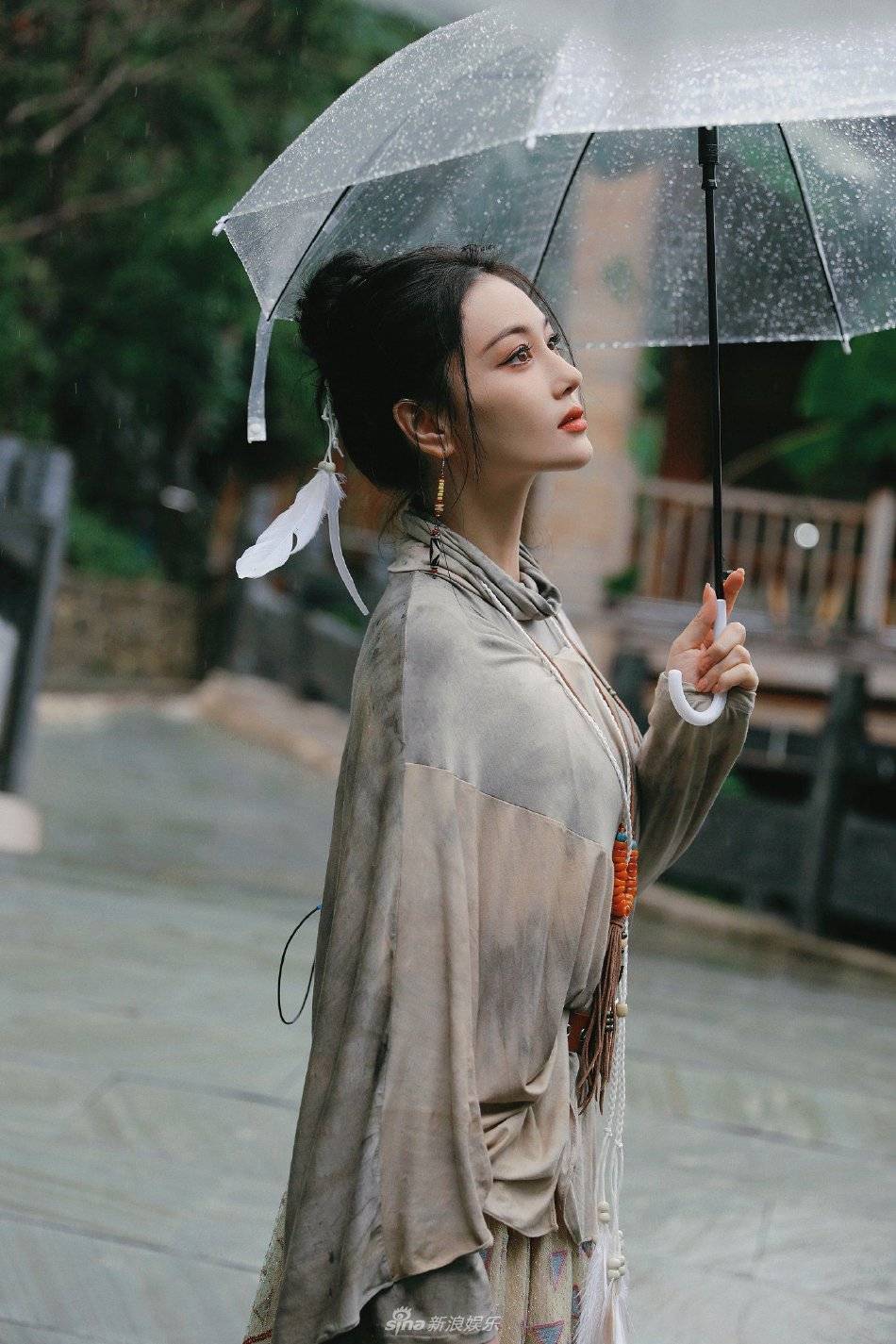 张馨予雨天撑伞写真曝光 抬眸看雨五官精致动人-搜狐大视野-搜狐新闻