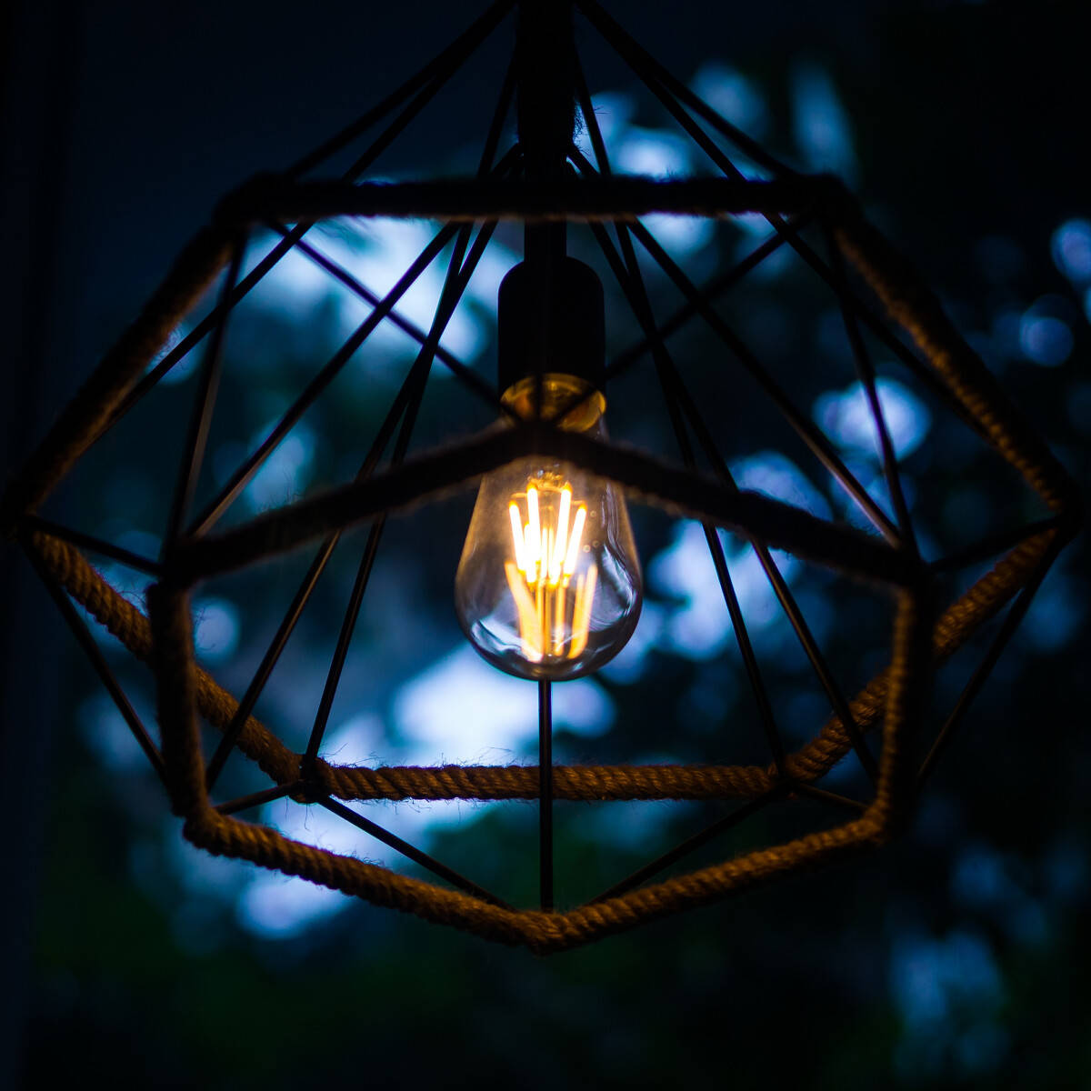 草萤有耀终非火,荷露虽团岂是珠