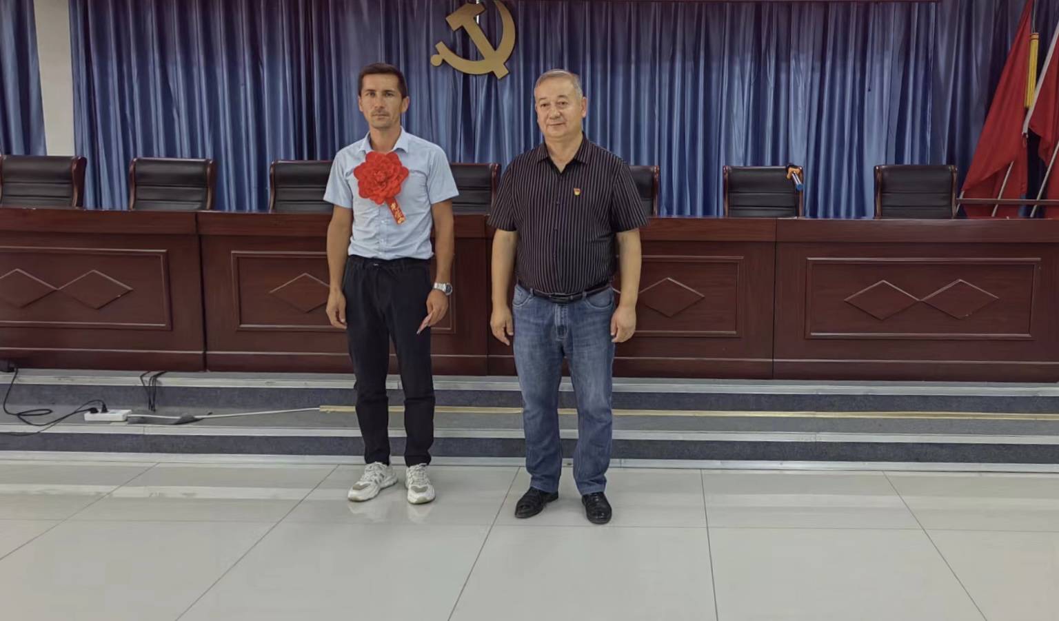 台下观众报以热烈的掌声,向见义勇为群体致以崇高敬意.