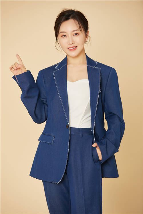 与潘长江合作主演了农村喜剧系列电影《一村之长》,8月28日,与潘长江