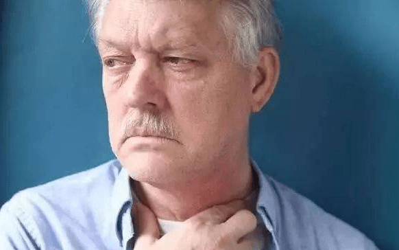 脖子越来越粗是甲状腺肿大尽快远离这2种食物避免病情加重