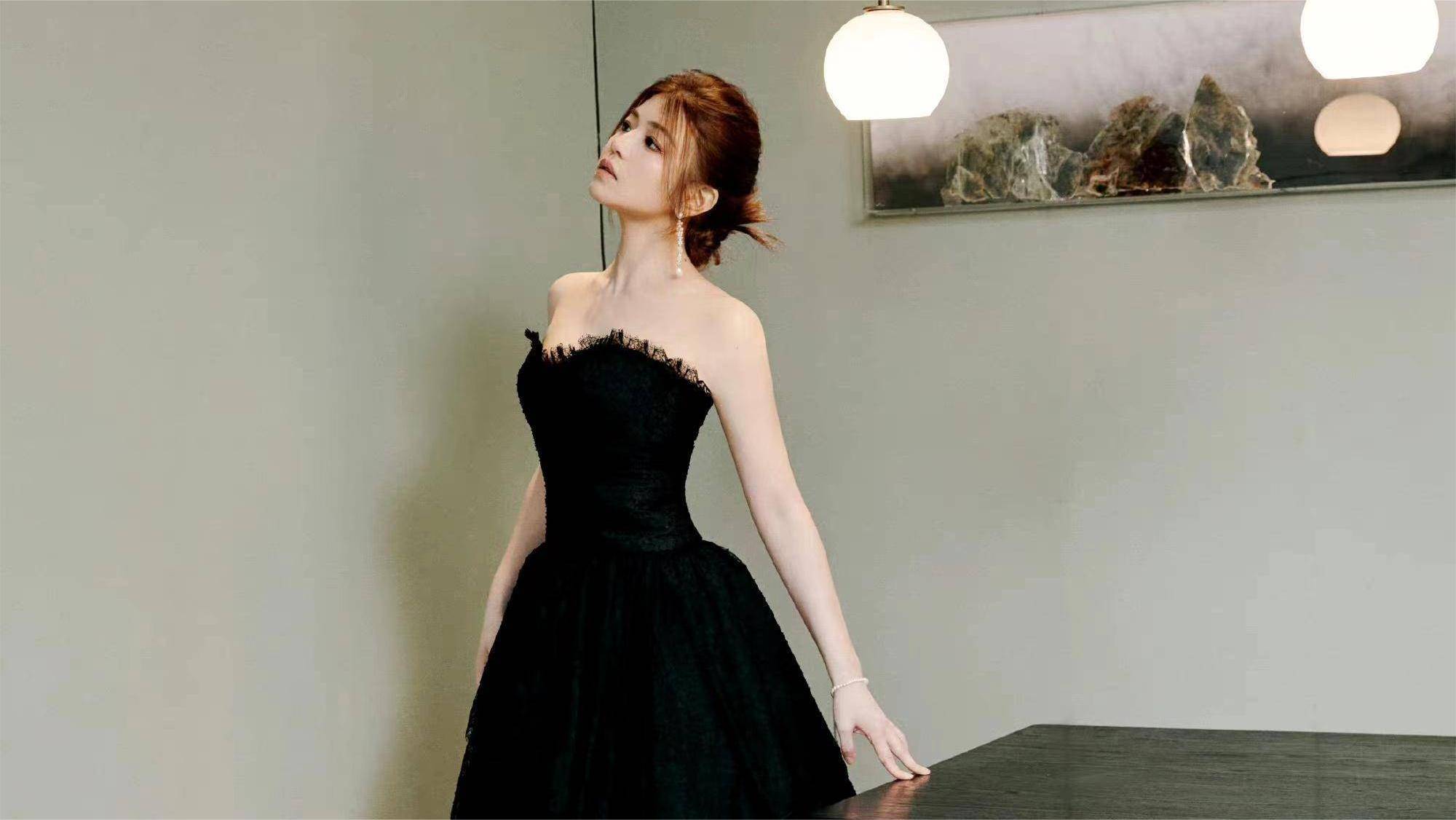 陈妍希最新的造型非常抢眼,一袭黑色长裙,香肩半露,气质高雅!