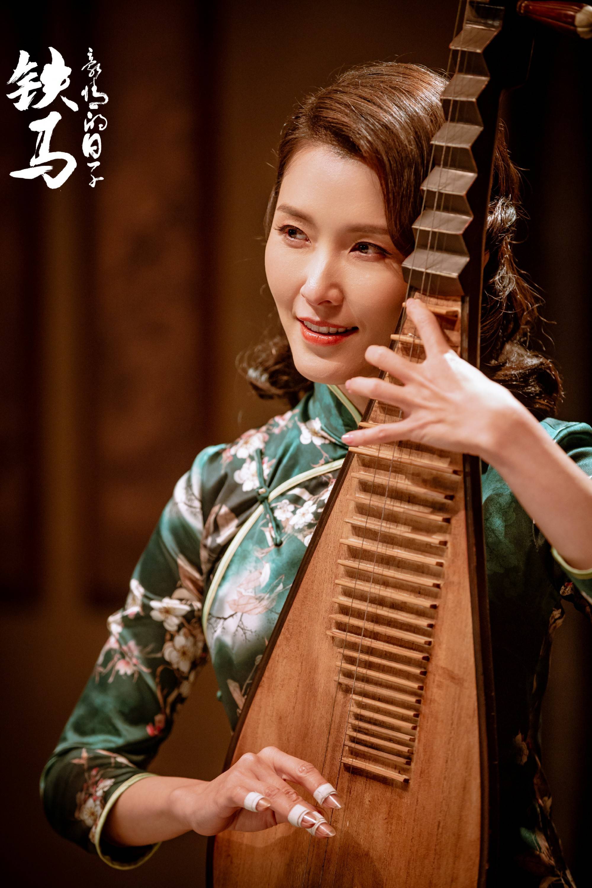 剧中徐洁儿饰演的乔大花本是青楼出身的琵琶卖唱女,姿色出众,因单纯