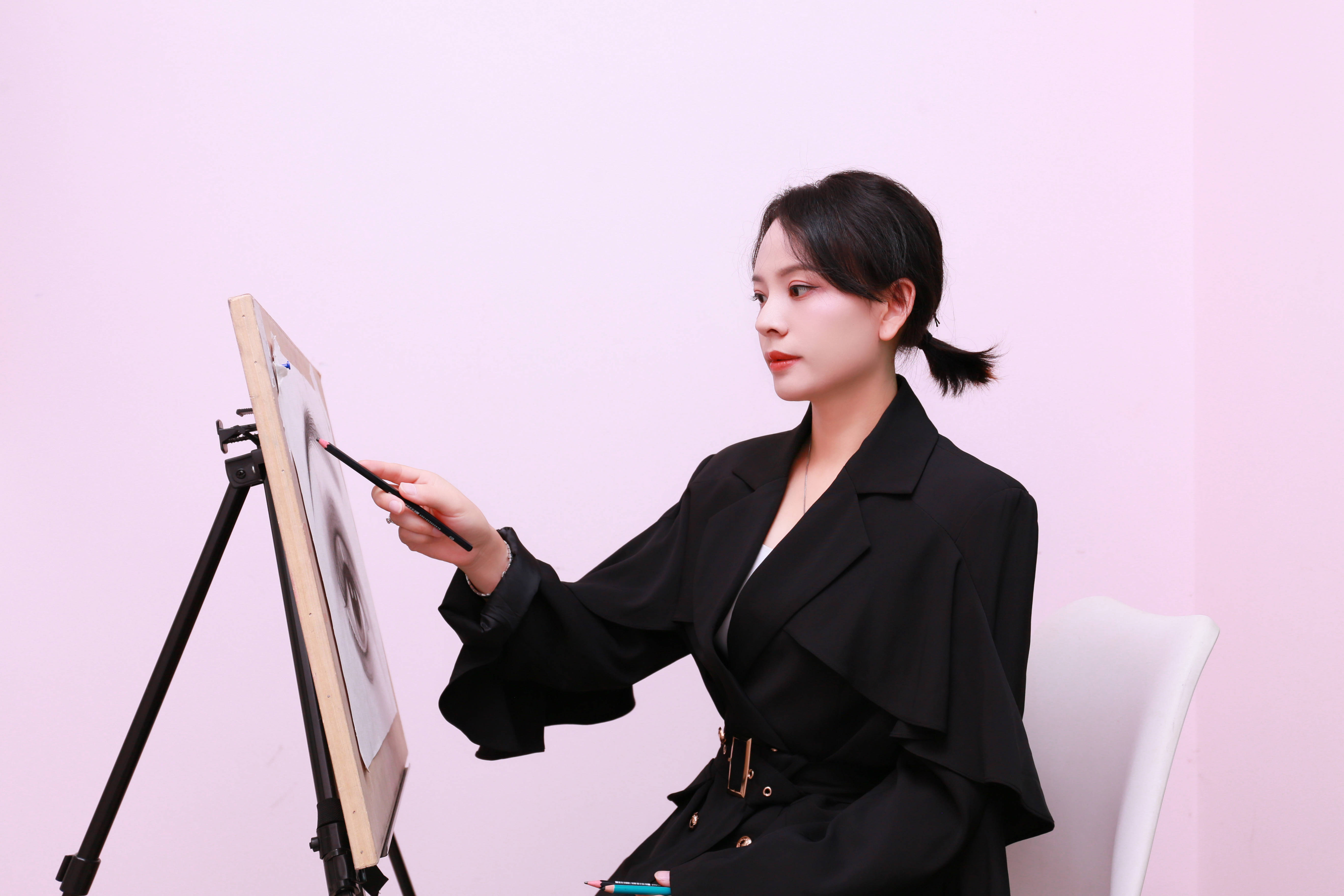 杨玉玲老师,这位福建籍的纹绣艺术家,毕业于广州本色纹绣学院,现在是