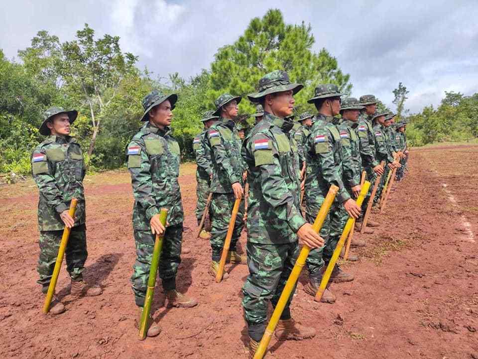 38名克耶Z世代军士兵叛逃加入克耶民族保卫军_进行_训练_时还