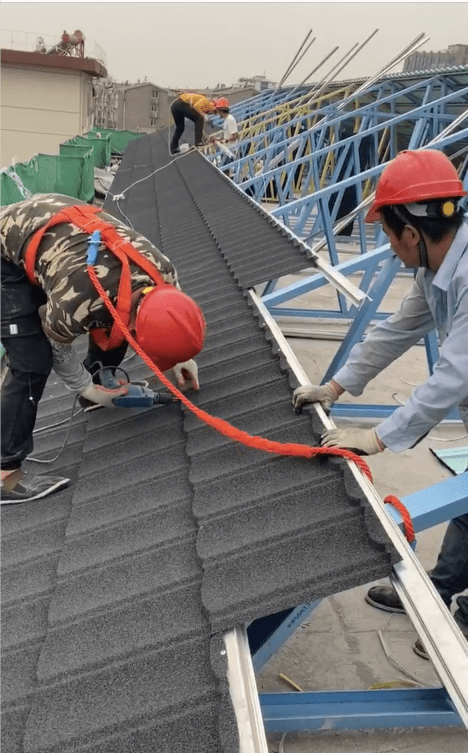 彩石金属瓦的安装非常简单,不需要进行复杂的安装程序,只需要使用专业