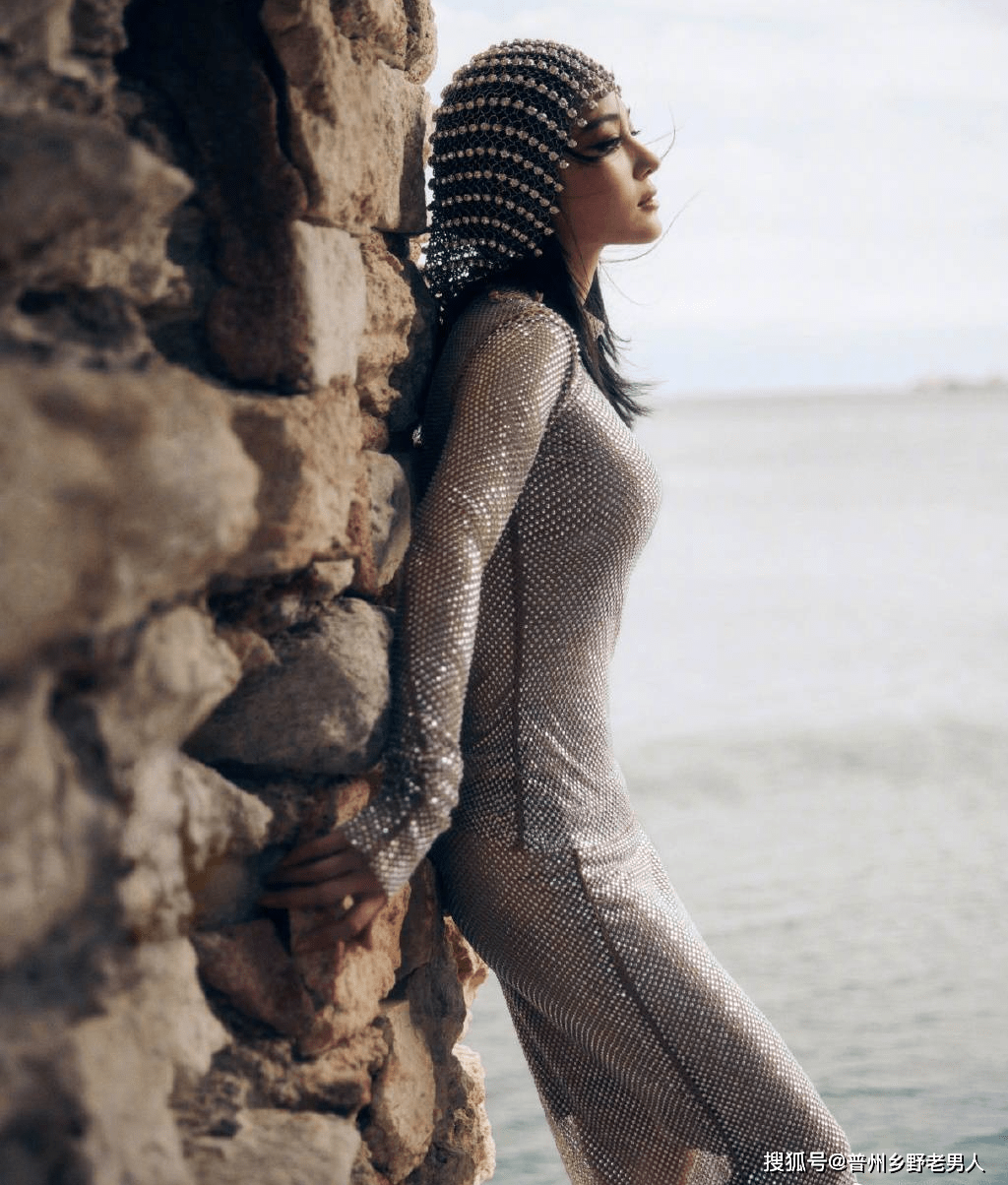 张馨予钻石头饰造型惊艳登封,海边性感写真展现好身材_雀斑_评论