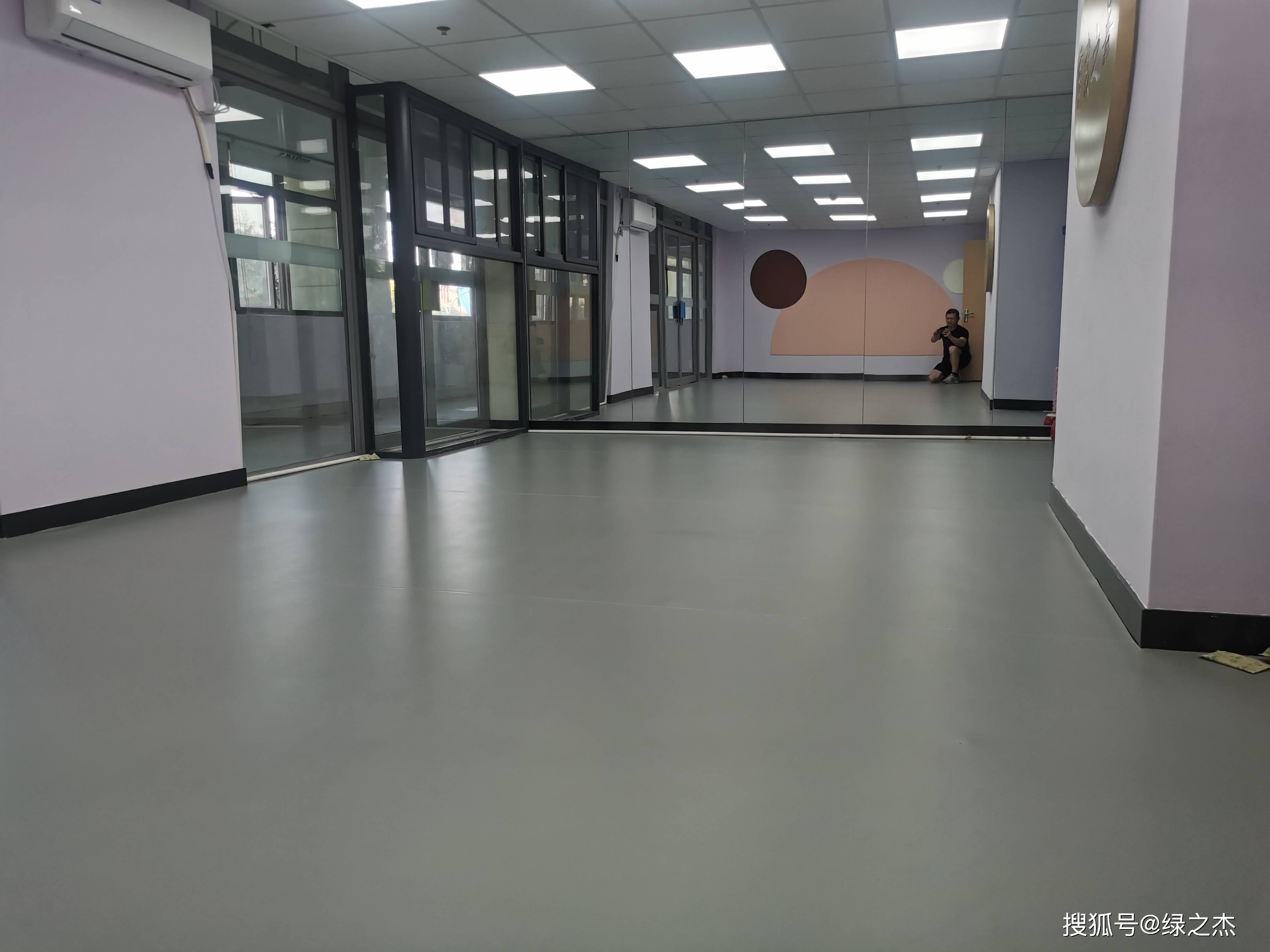 绿之杰pvc地胶 5毫米厚浅灰色高弹力舞蹈地胶已经顺利完工_武汉_机构