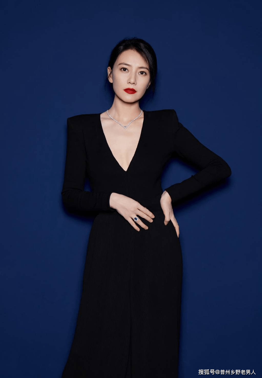 高圆圆黑色深v裙装亮相时尚活动,性感优雅气质惊艳_品牌_裙子_美貌