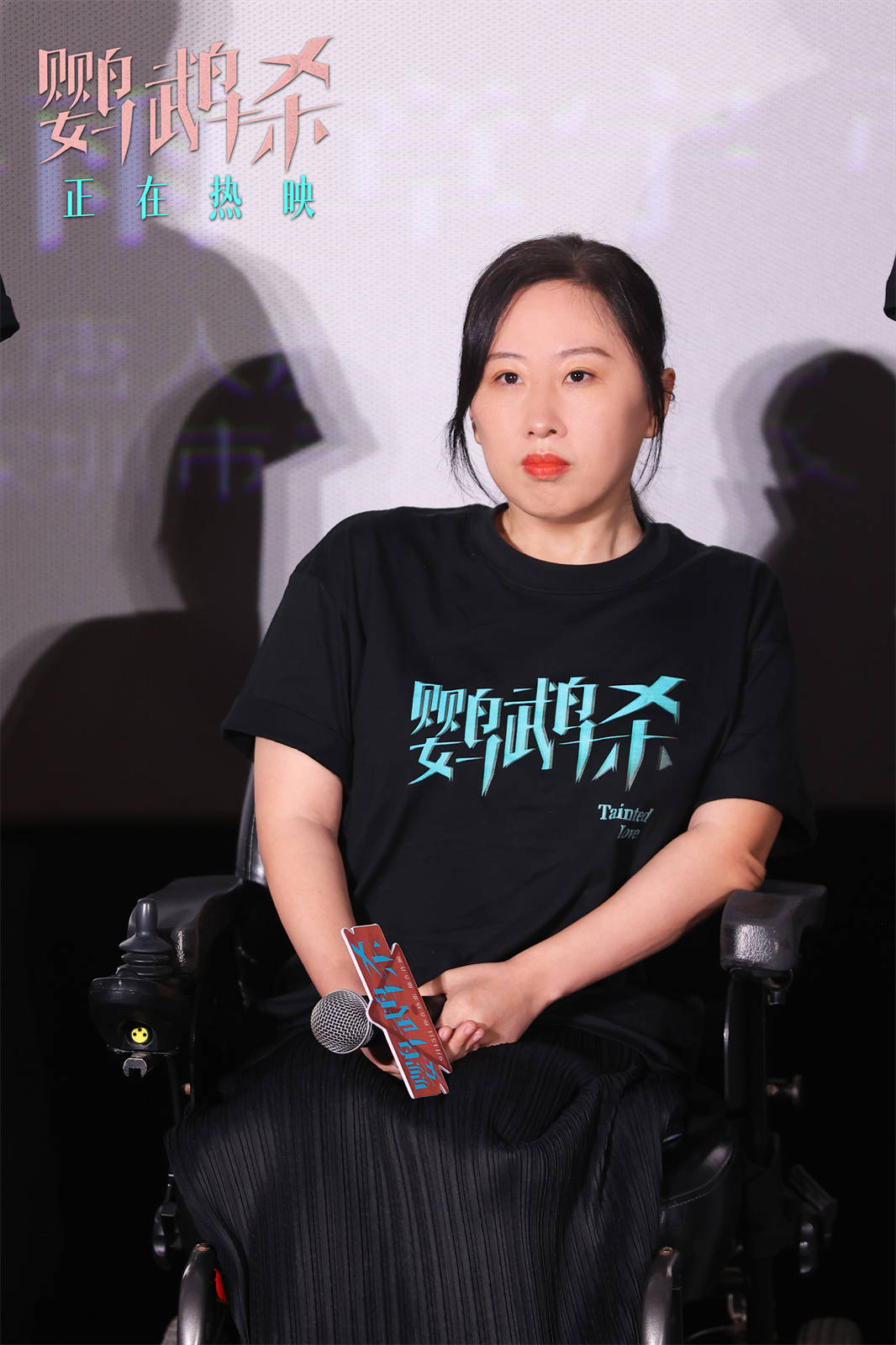 "真实案例,讲述了曾在"网恋"中被骗55万的都市白领女孩周冉(周冬雨 饰