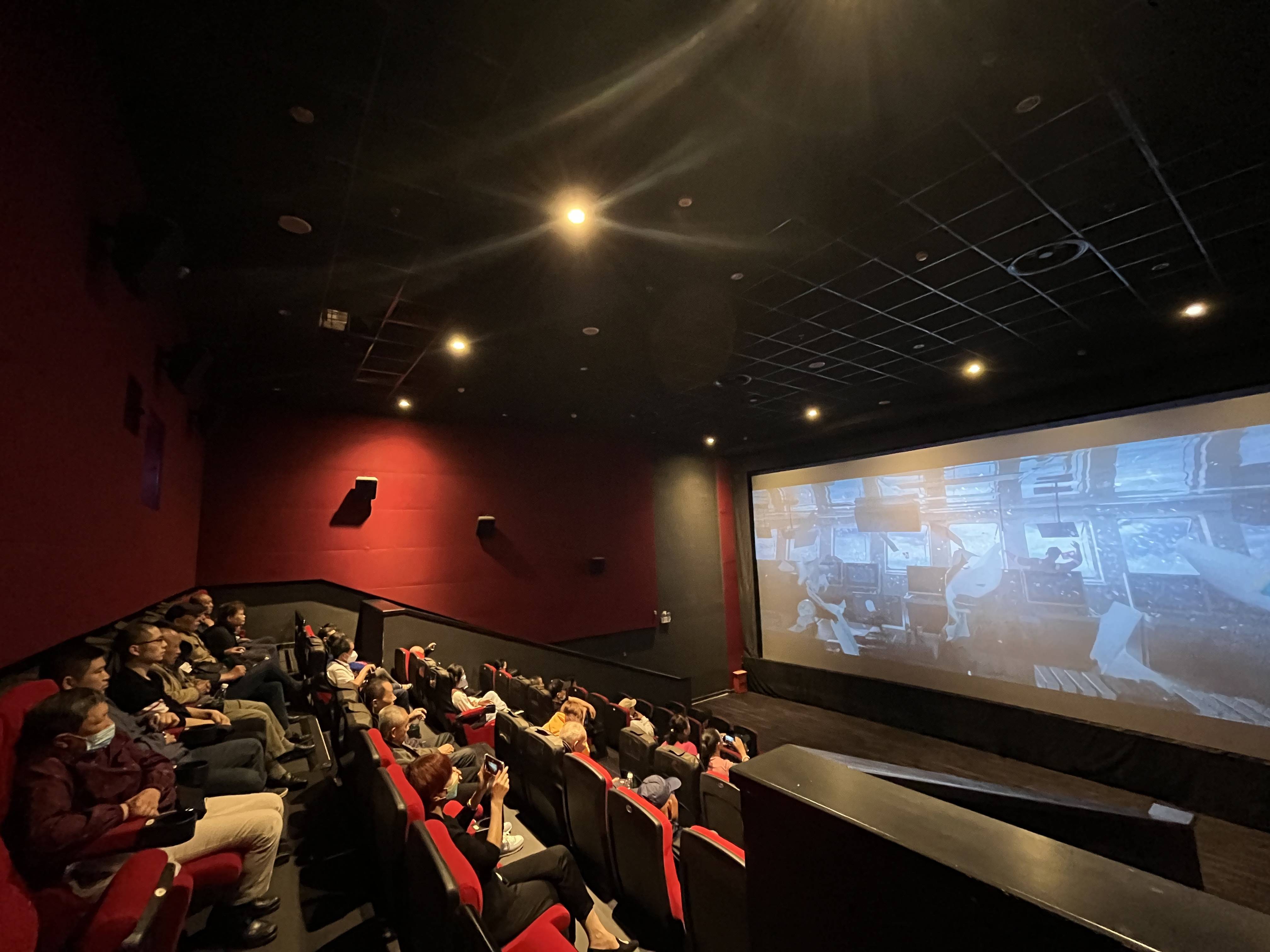 温暖相伴"老年人观影活动_试飞员_社会_电影