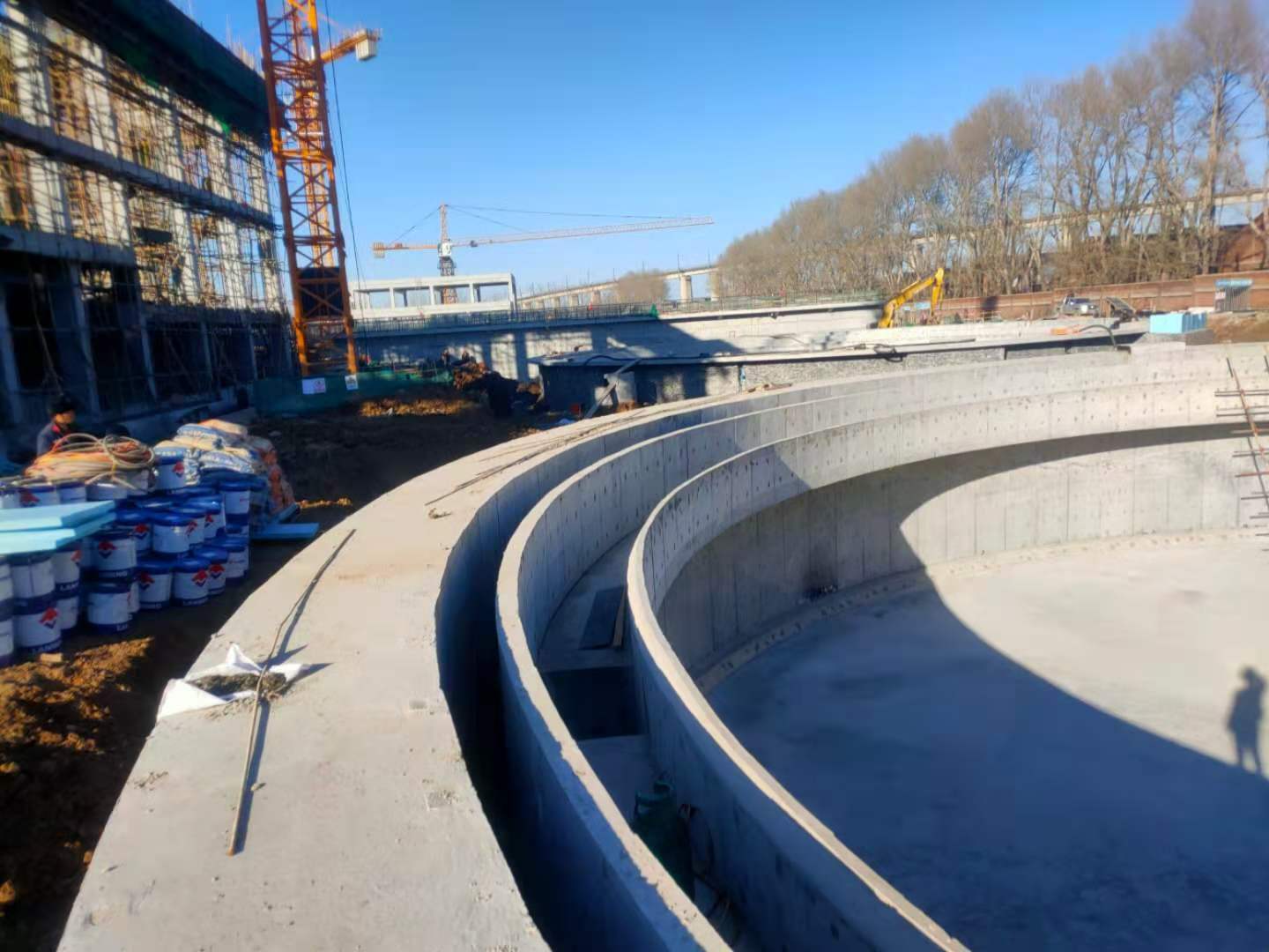 js聚合物水泥防水涂料_进行_施工_基层