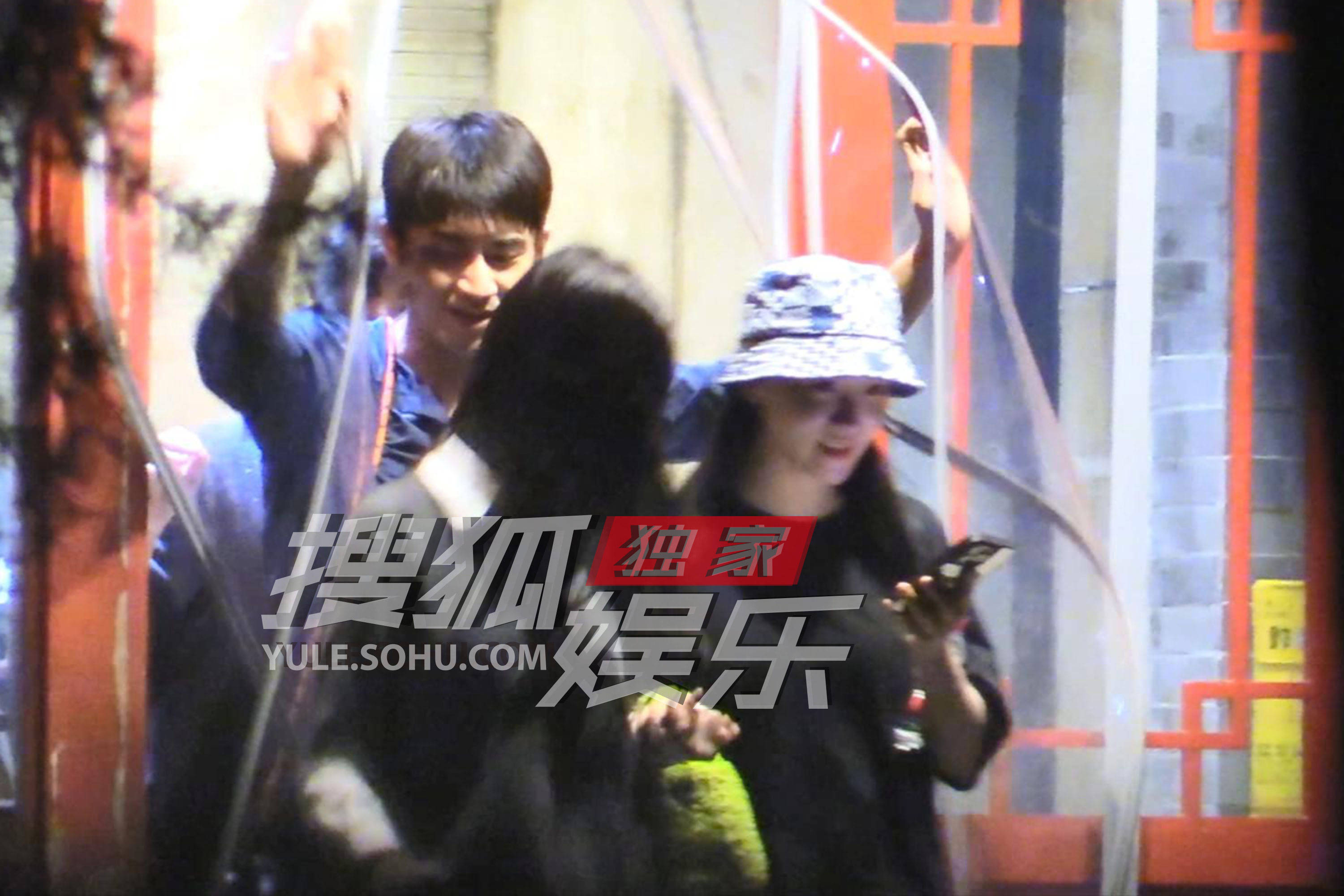 独家：林更新疑新恋情曝光？带女友购物聚会好甜蜜搜狐大视野搜狐新闻