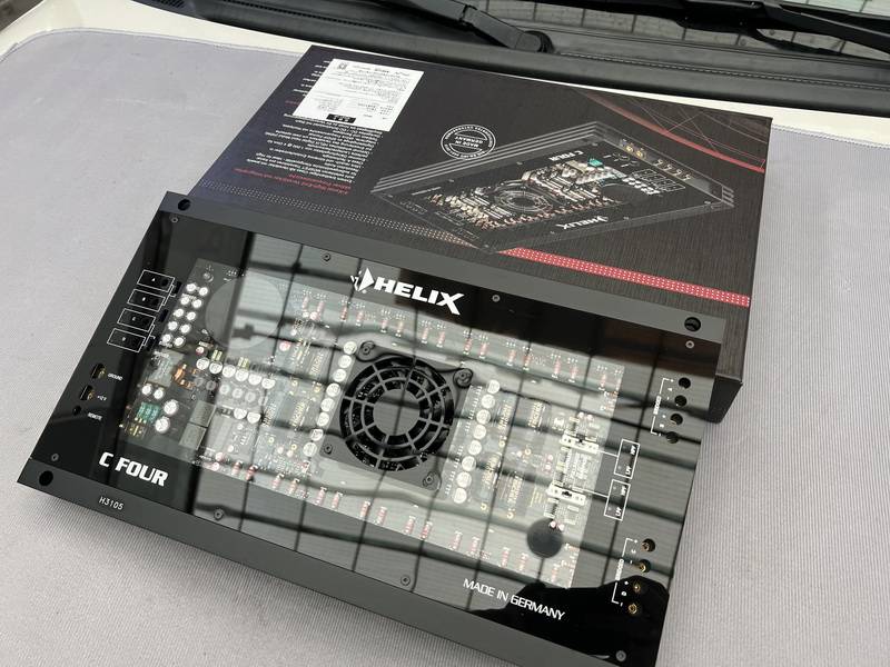 因此技师为音响系统添加了一台日本阿尔派 小f1 hds-990无损播放器,它