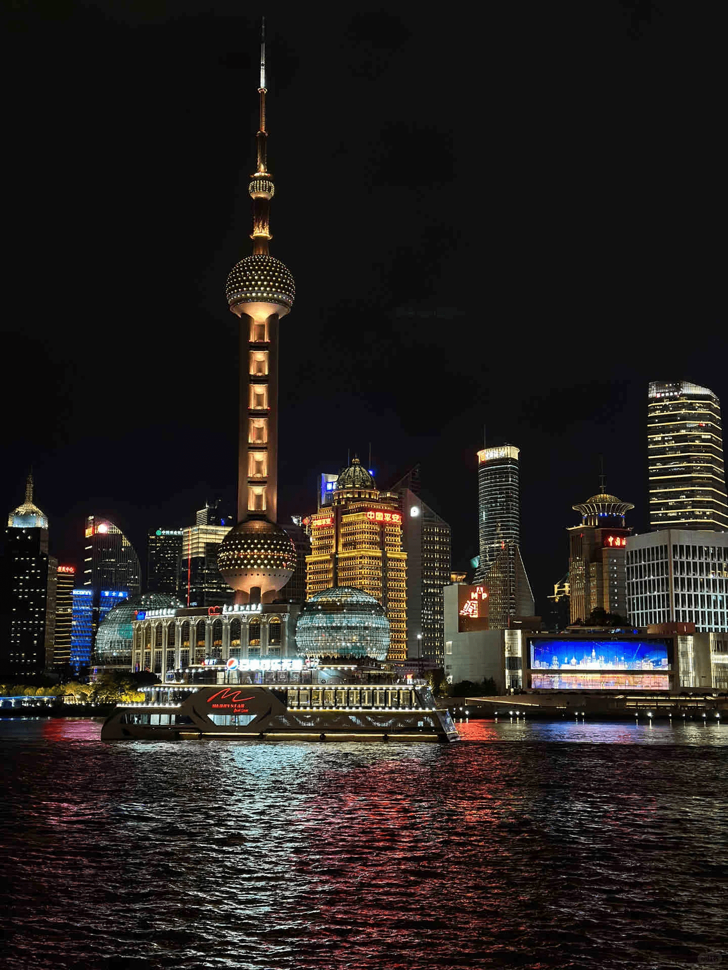 【携程攻略】上海黄浦江游览（十六铺码头）景点,打票时要了夜游19：45分的船班，上到船后又加每人50元坐船顶有坐位的…