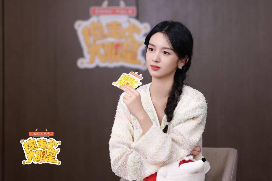 大明星|周也称想穿书到《哈利波特》 谈95花被比较_娱乐_因为_美女