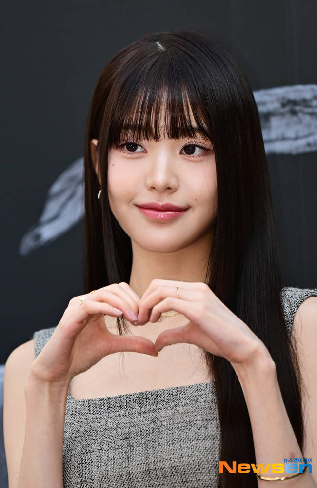 张元英浅色西装裙勾勒婀娜曲线 双手比心笑容甜美搜狐大视野搜狐新闻