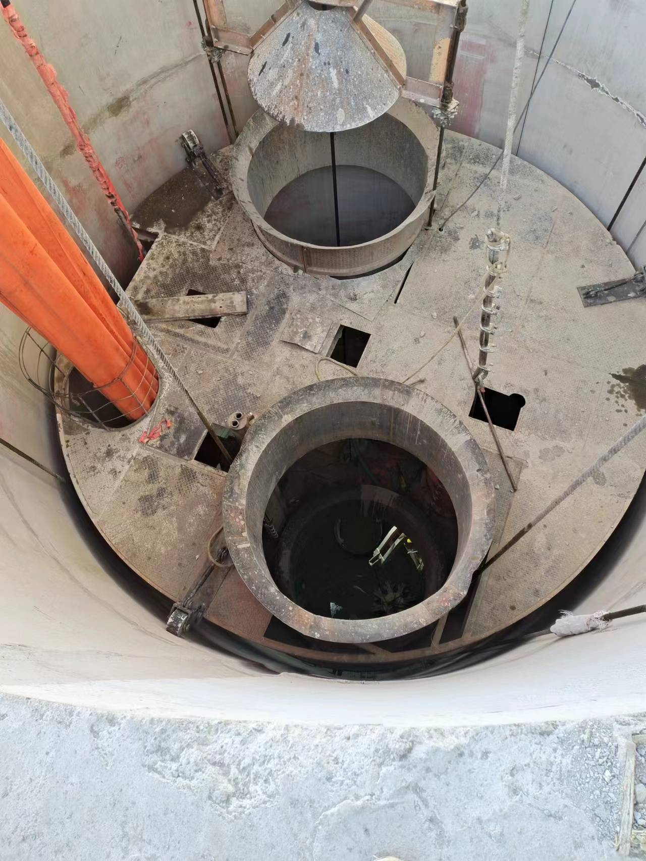 解决立井施工吊盘稳盘晃动震动共振产生摩擦损伤的问题_系统_伸缩