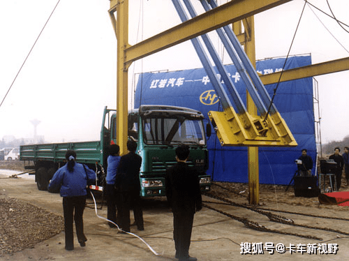 1998年,cq4161/4261两个大马力半挂牵引车问世,2000年,红岩斯太尔cq