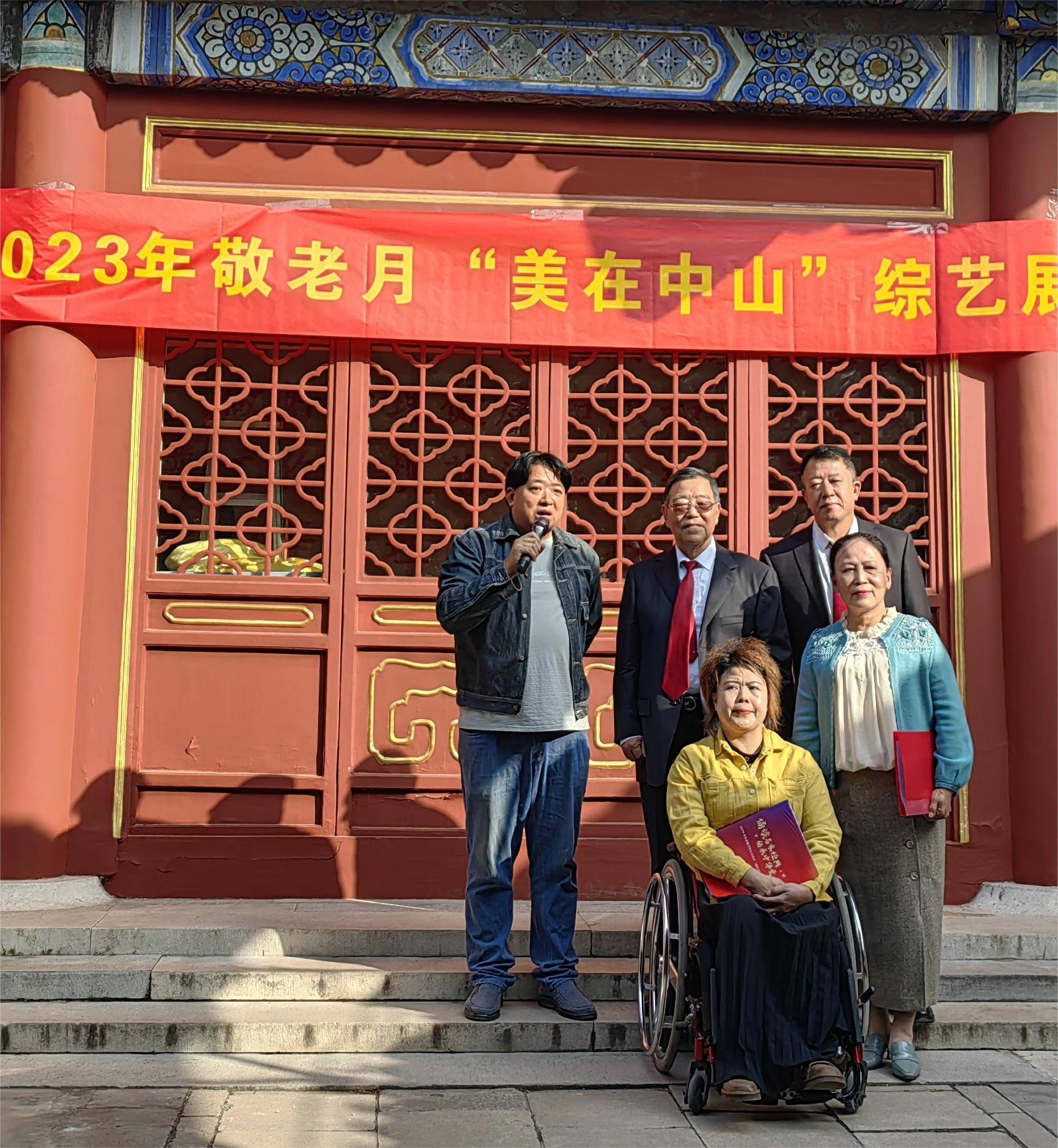 总导演雪石与四位朗诵者合影并作总结讲话演职人员合影留念朗诵会在