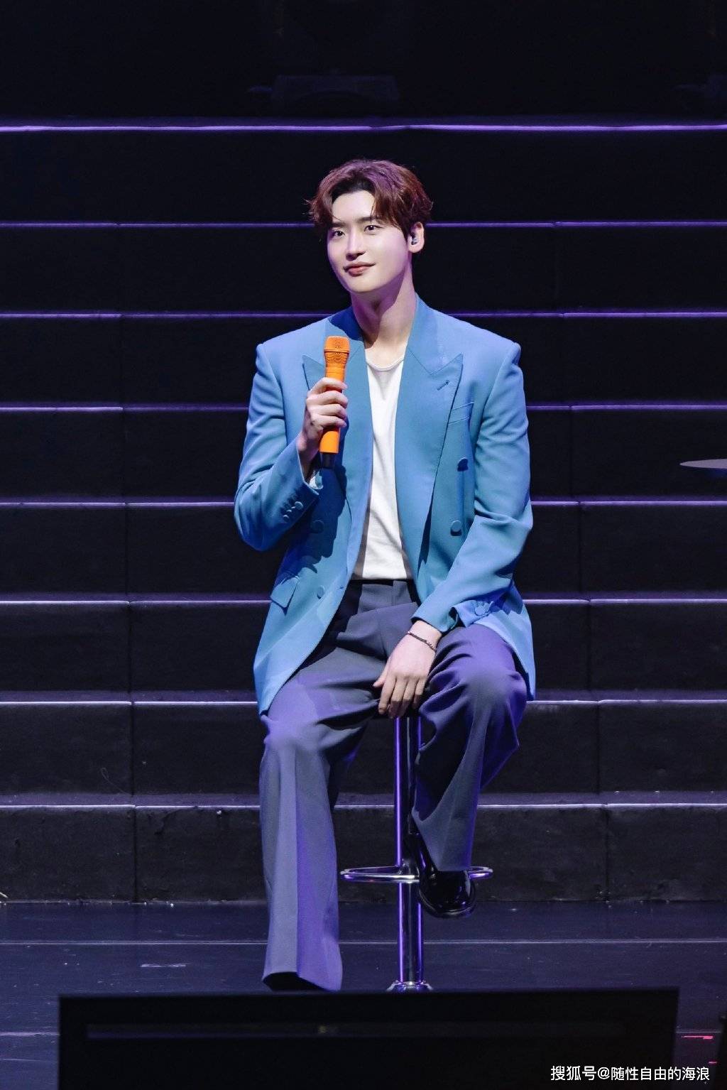 李钟硕最近出席活动,状态超好,青春帅气_网友