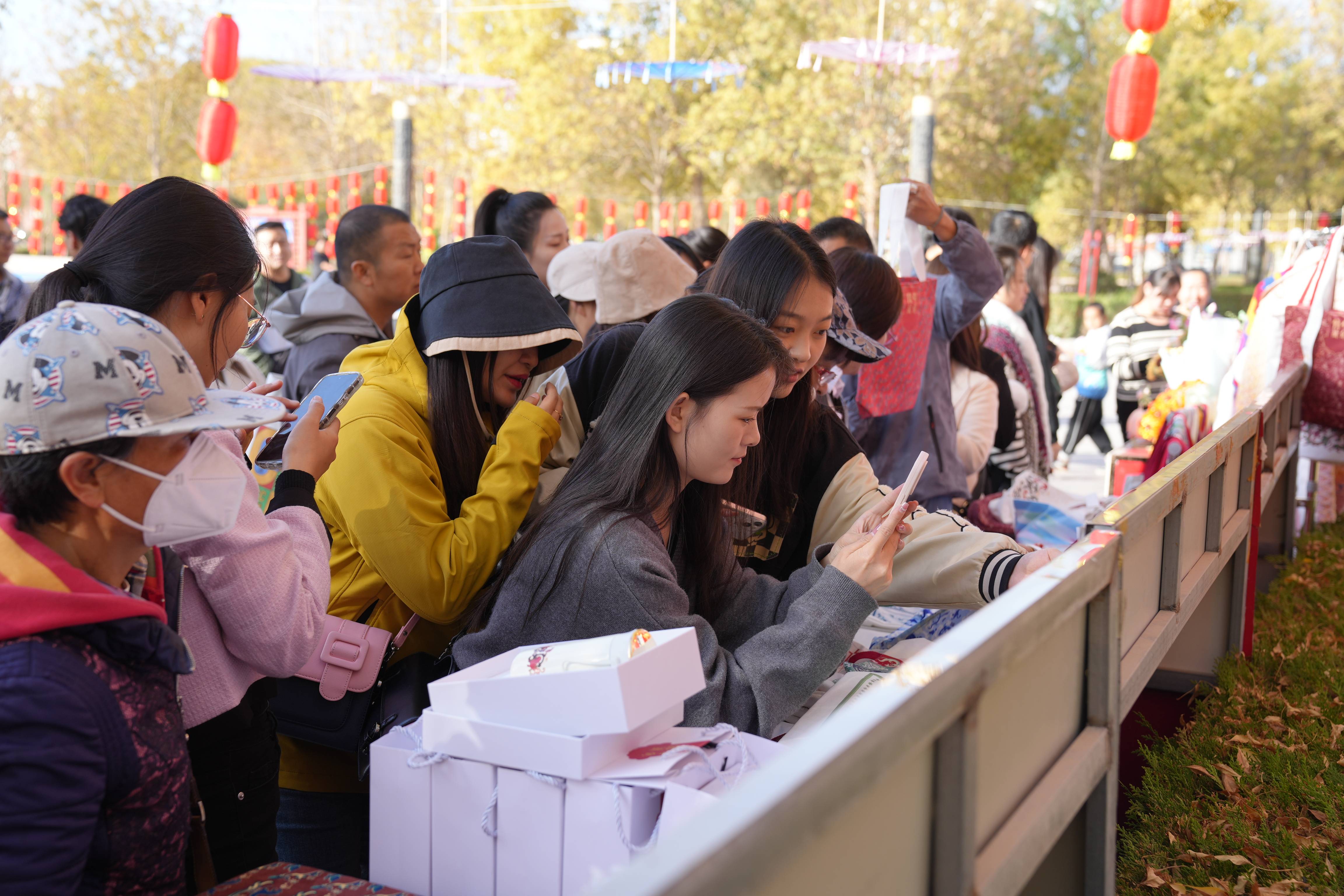 "活动现场,文创展区前围满了游客,若羌县楼兰手