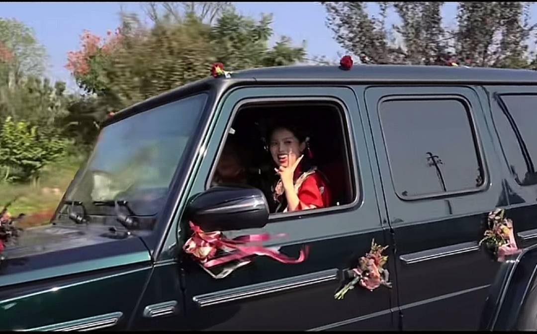 新娘身穿大红汉服开车前往婚礼现场,网友:手握自己幸福的方向盘_丈夫