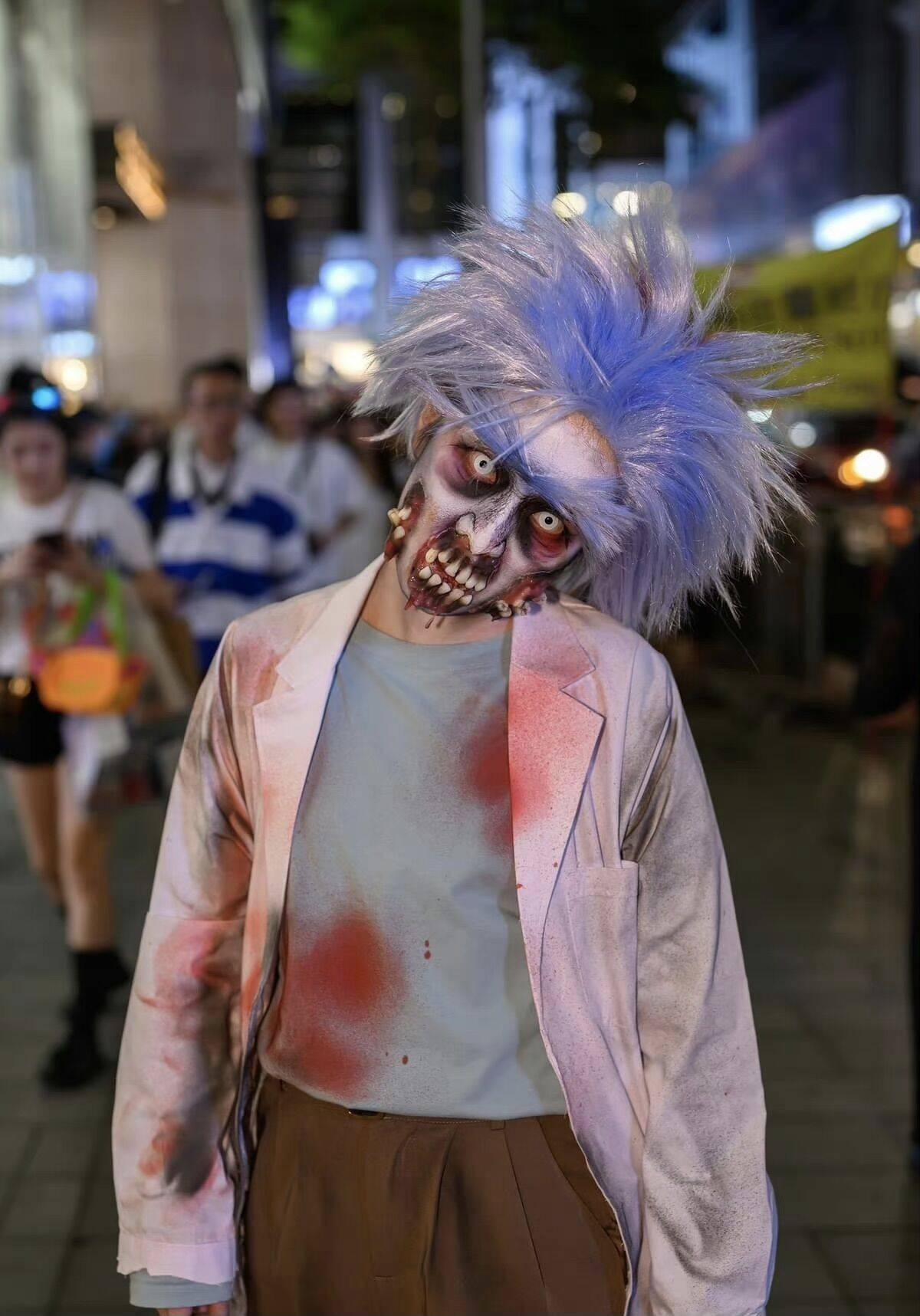 上海万圣节cosplay狂欢,女子因低俗引发争议被警方带离!