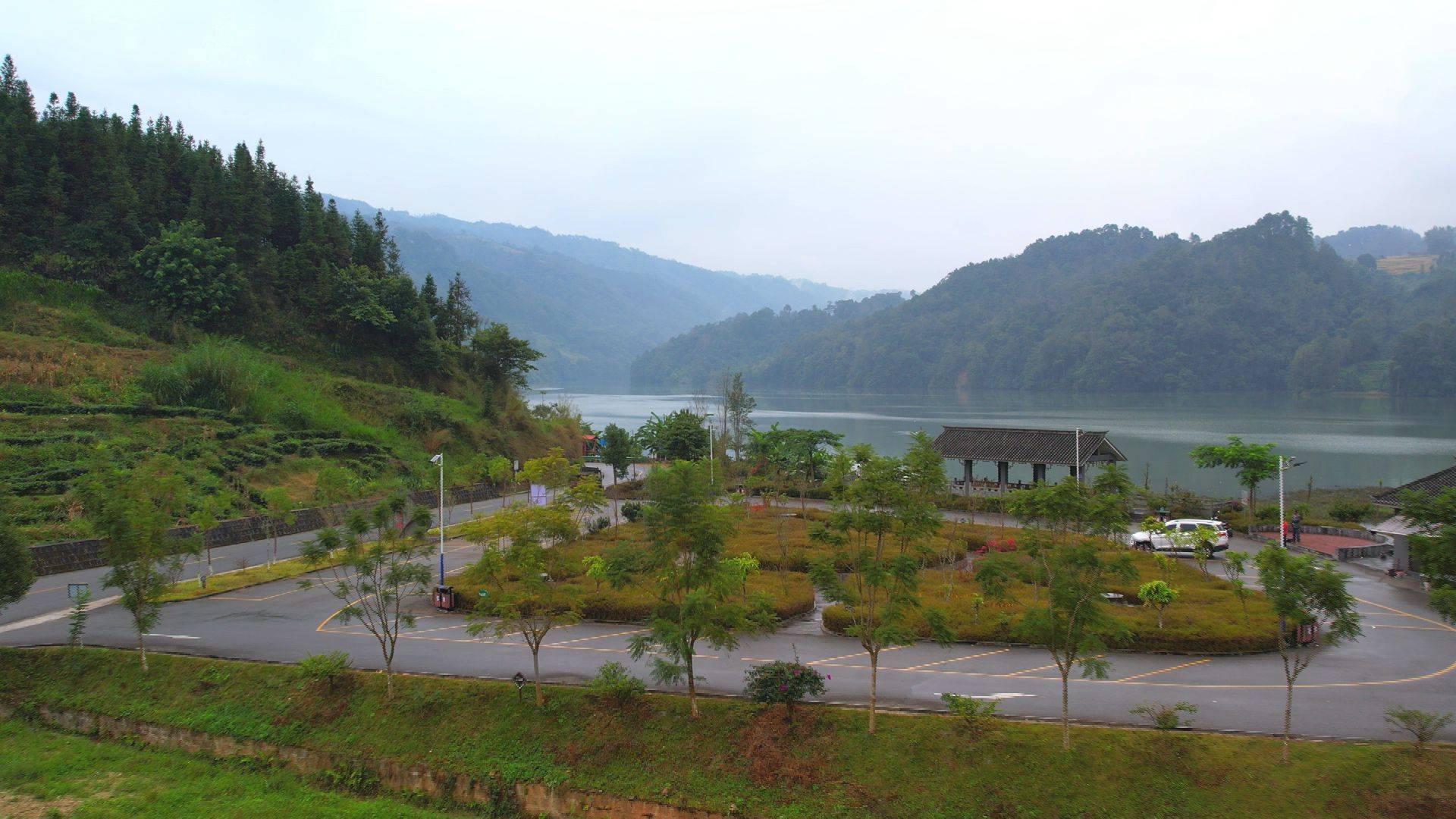 龙陵县绿美公路建设:路在景中 财入囊中_松山_发展_龙江