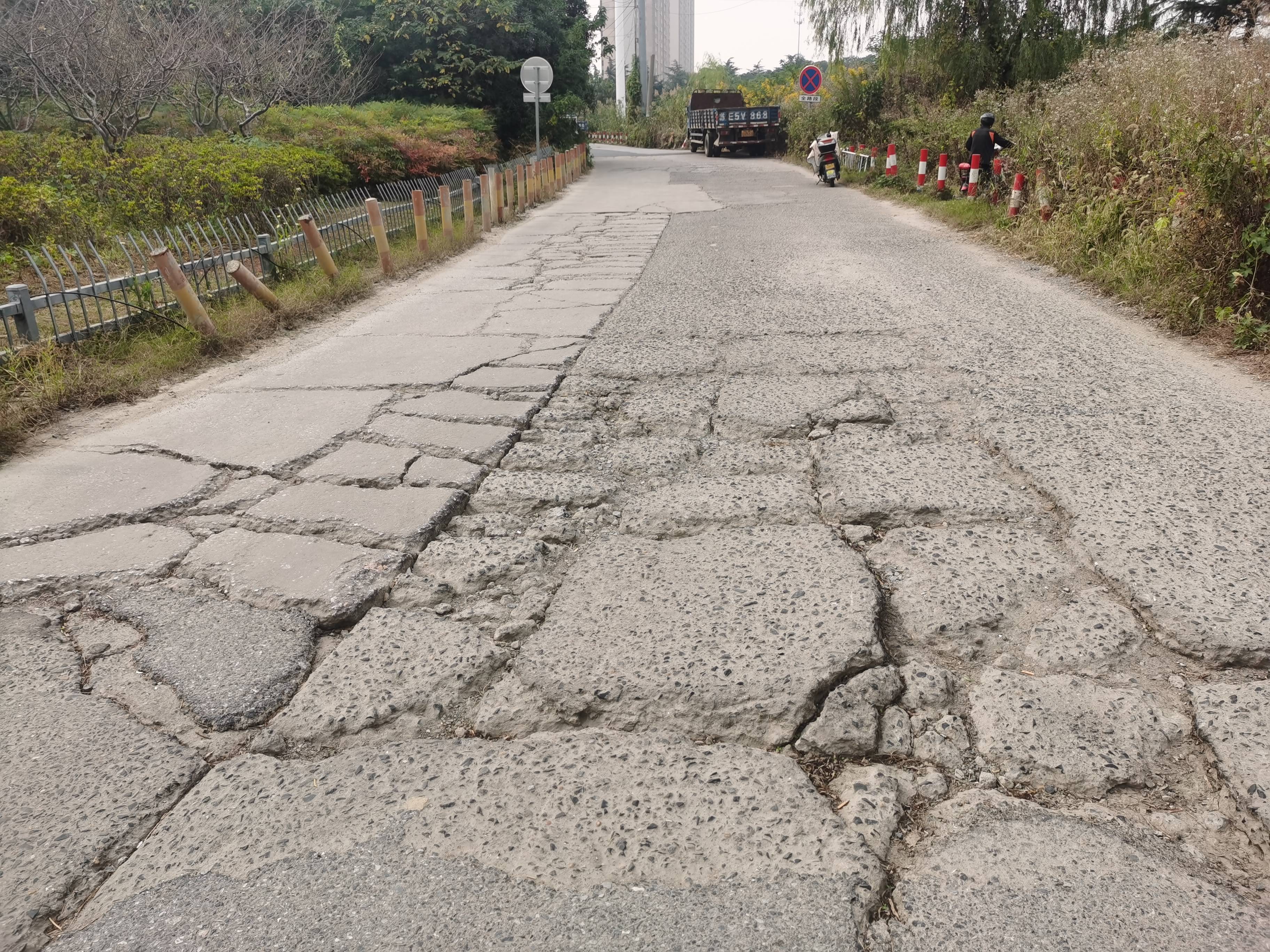 经过,导致这条连接陈家桥自然村的主干道路部分路面出现了破损情况