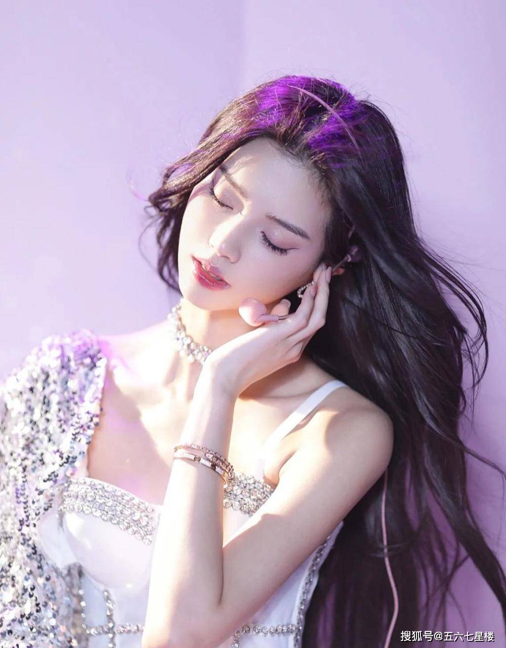 从2019年到2020年,何丹彤和郑燕姿一起拍摄了塑料