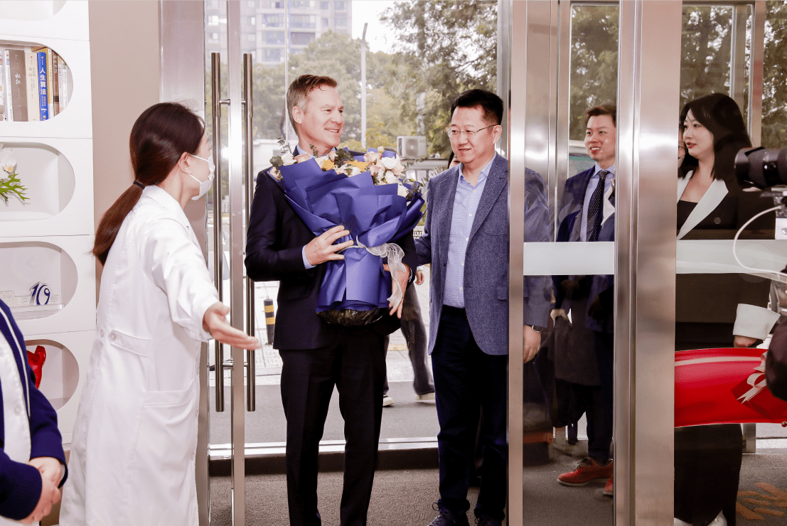 staar surgical 公司副总裁专访西安奕鸣眼科医院!_手术_患者_晶体