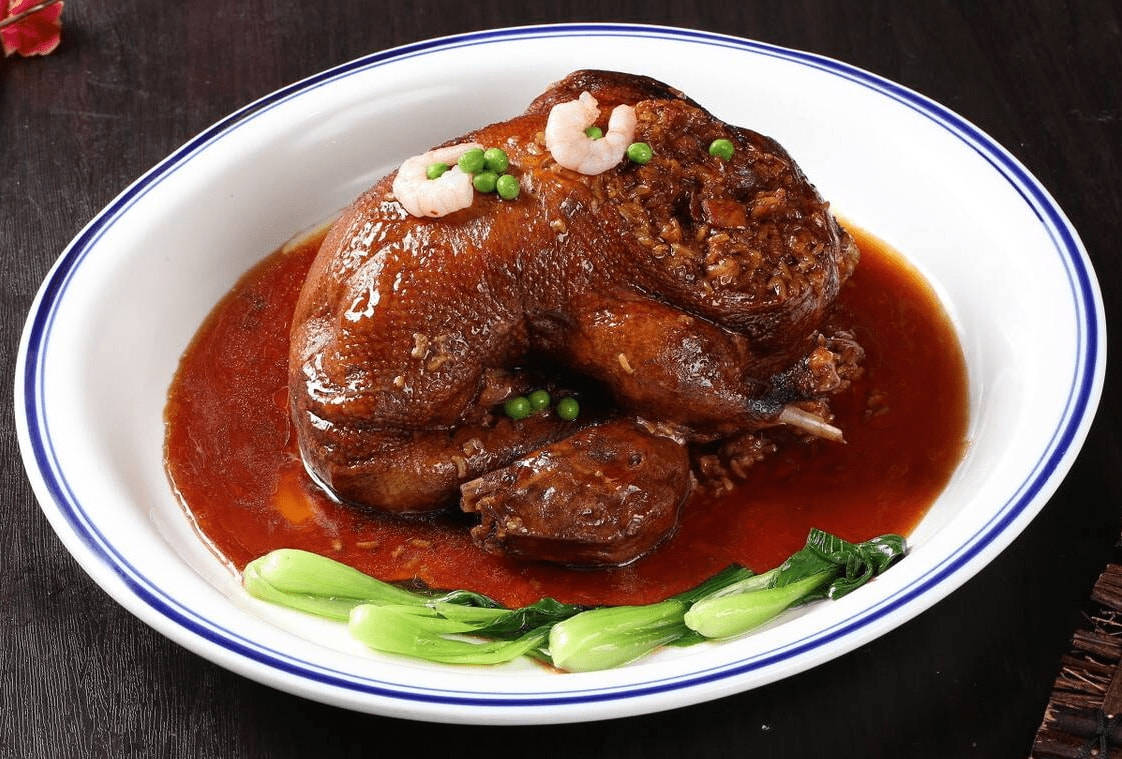 以上海城隍庙上海老饭店烹制的为最佳,八宝鸭是用带骨鸭开背,填入配料