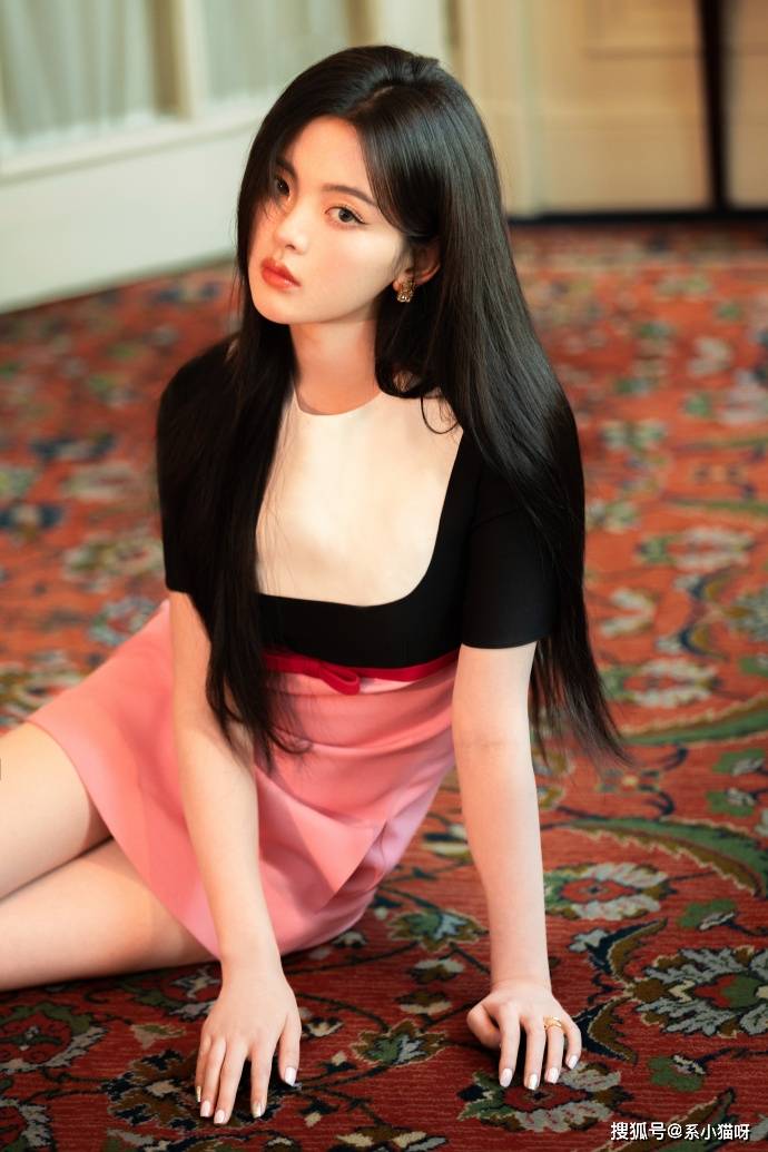 杨超越粉色修身短裙露美腿,拍照姿势优雅美丽动人_魅力_镜头_外表