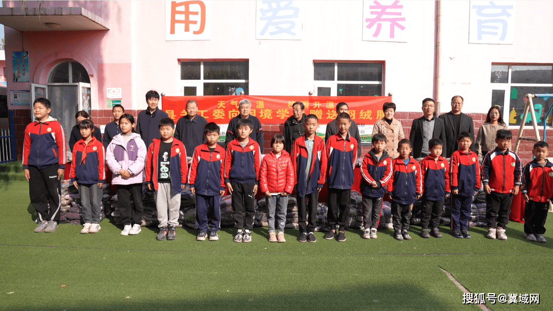 在走访慰问困难学生时,县关工委主任郑金峰鼓励他们树立远大理想,克服