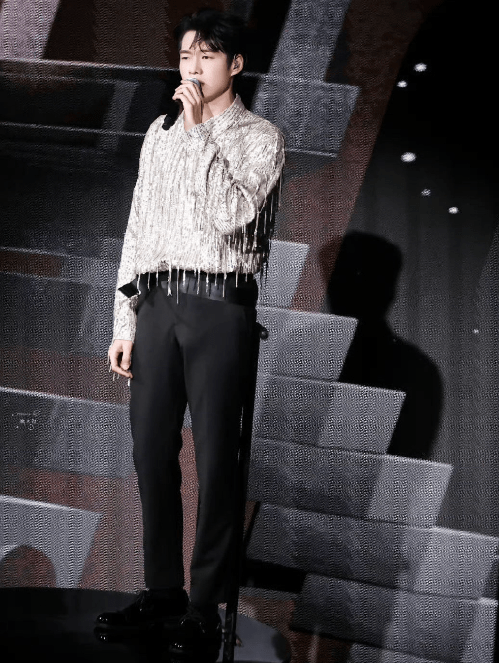 上的男明星惊艳到 帅哥们彩排照和工作室图来袭~_舞台_白敬亭_莲花