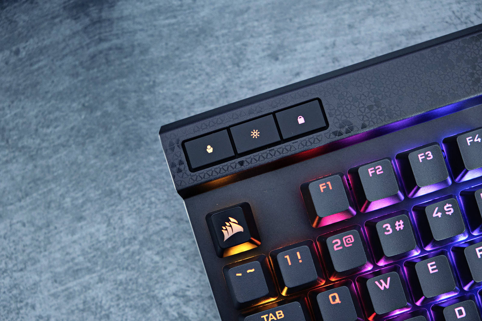 k70的最新型号,键盘整体的外观变化其实不算大,依然是标准104键布局