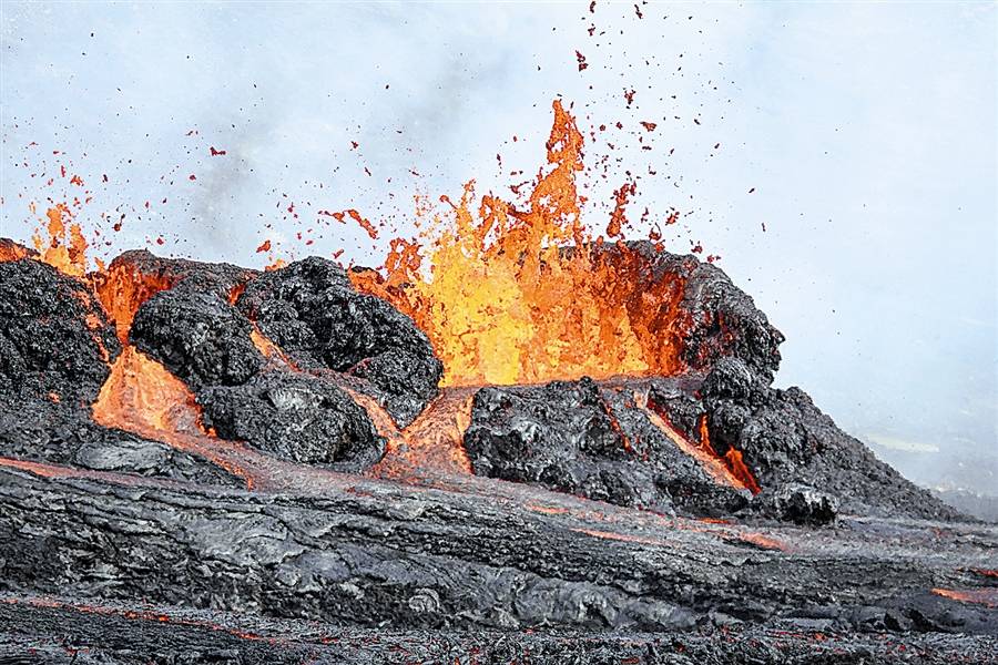 由於擔心地震引起的火山噴發,冰島進入緊急狀態_冰島政府_活動_雷克雅