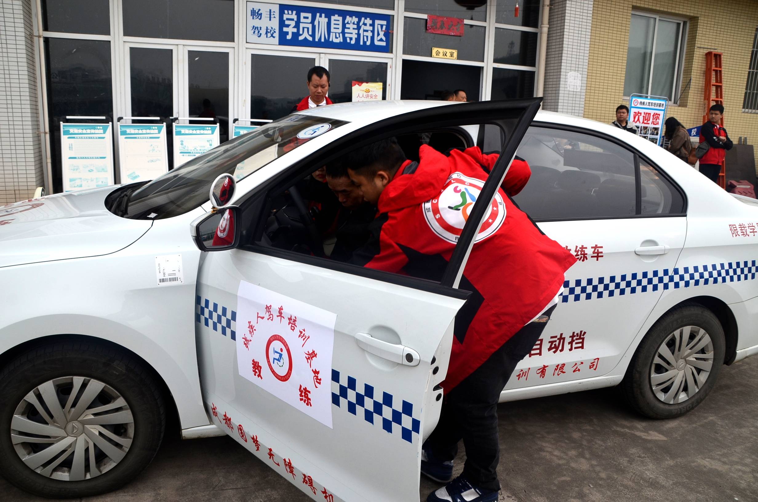 為給宜賓殘友提供零距離接觸殘疾人駕乘專用車輛的機會,經宜賓市肢協