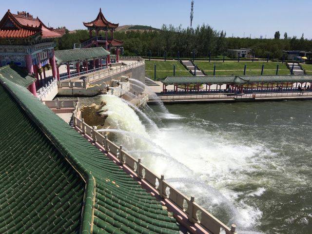 九龙潭:克拉玛依市人工景点,克拉玛依河的源头,滩滋润着这片土地油田