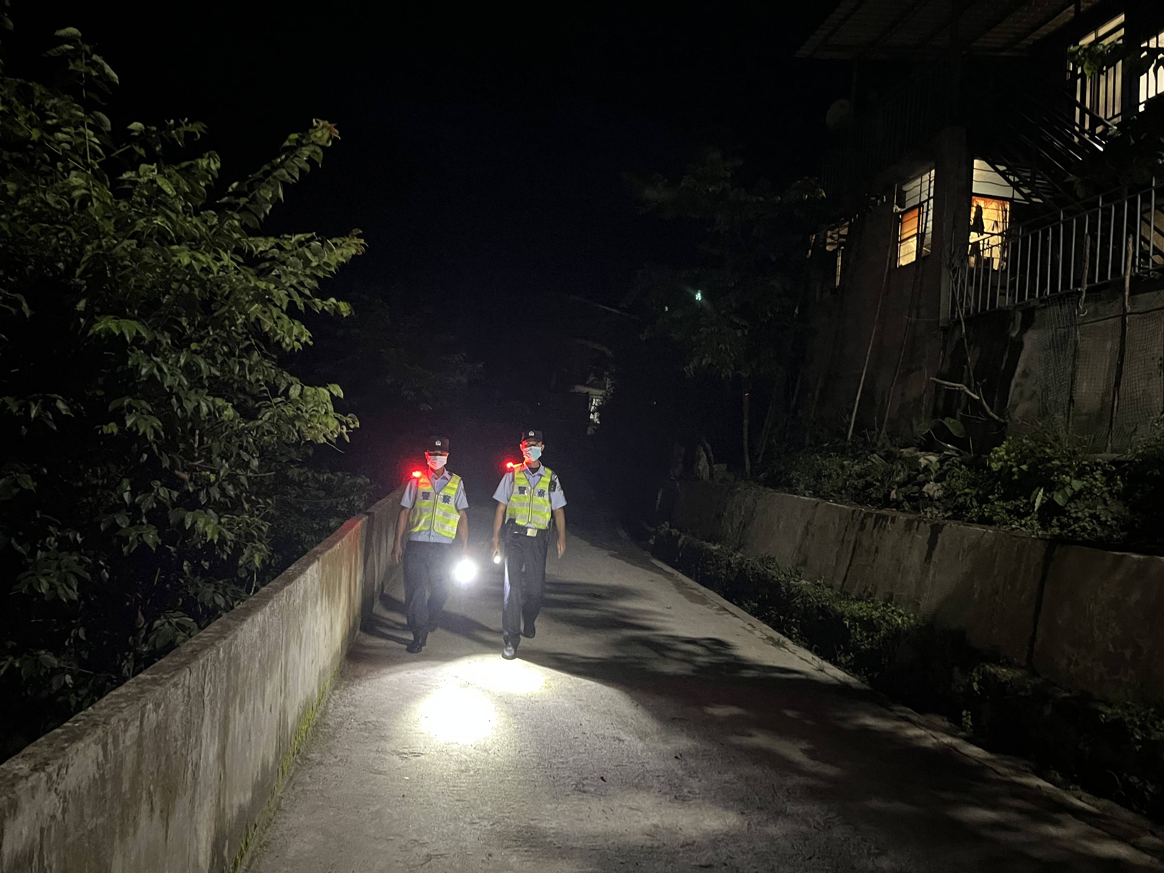 夜晚工作的人们警察图片