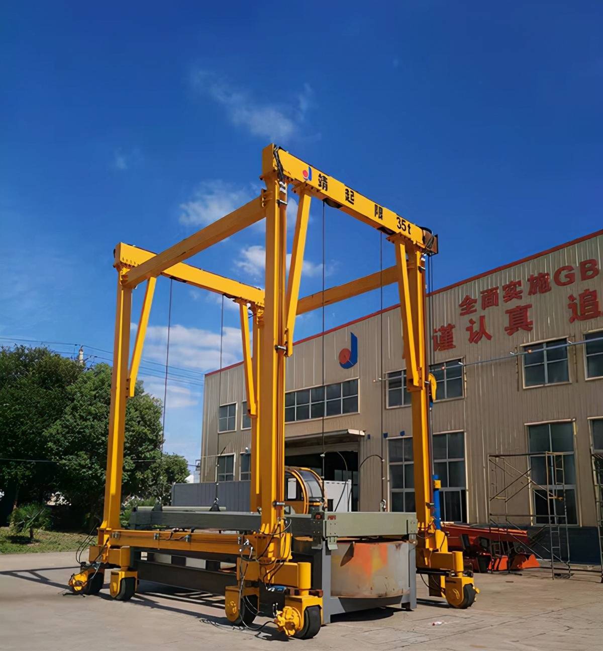 常用的集装箱龙门吊:轨道式与轮胎式_堆场_利用率_地面