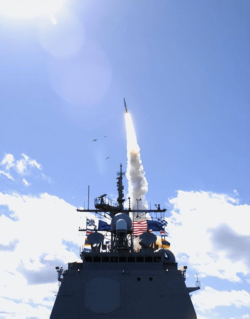 突遭打击 美宙斯盾导弹舰刚拉响防空警报 12架攻击无人机就呼啸而至